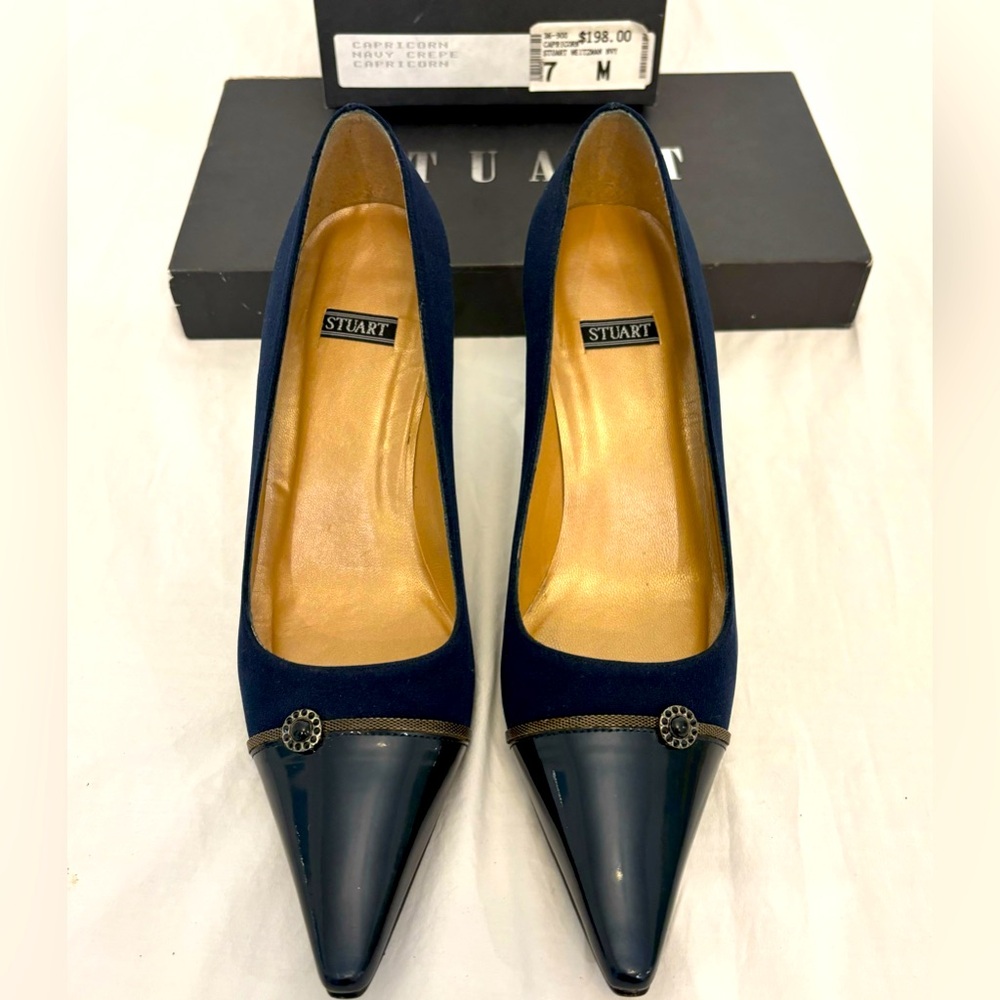 Stuart Weitzman black crepe/patent leather pumps.